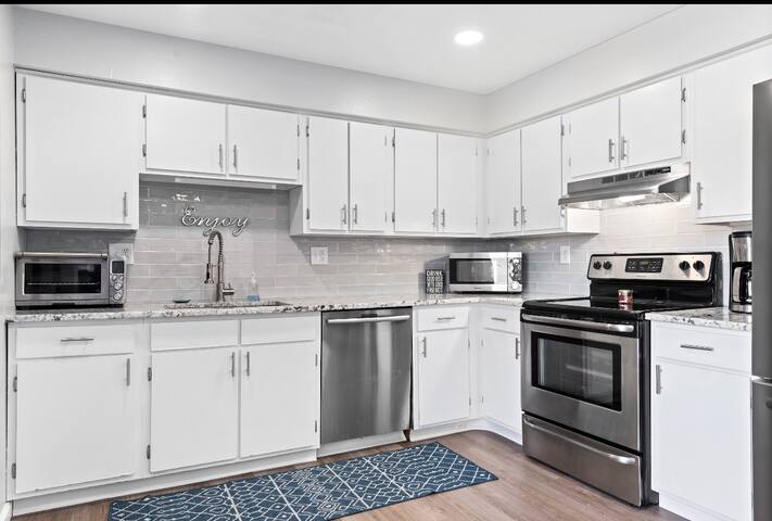 10 Mins to Downtown | Driveway Parking gallery image 5