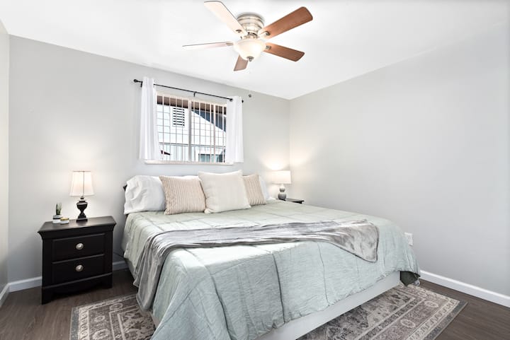 Chumba cha kulala #1 (Kitanda aina ya King) Ghorofa Kuu, kabati kamili