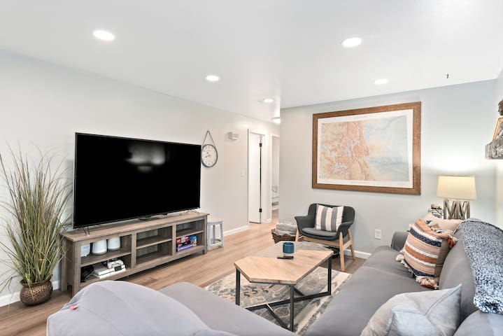 10 Mins to Downtown | Driveway Parking