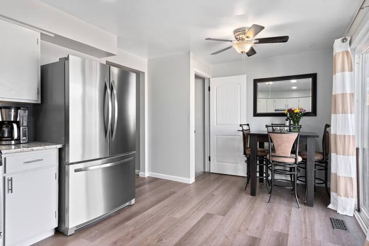 10 Mins to Downtown | Driveway Parking gallery image 4