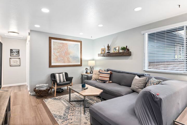 10 Mins to Downtown | Driveway Parking gallery image 3