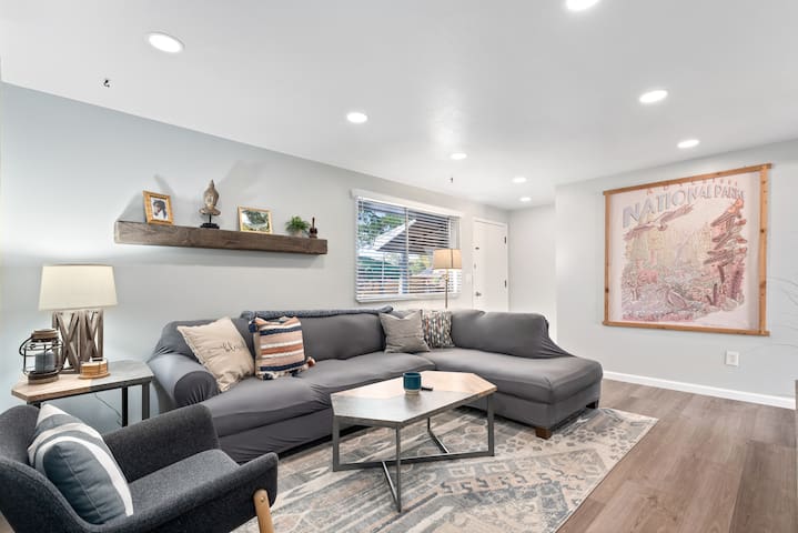 10 Mins to Downtown | Driveway Parking gallery image 2