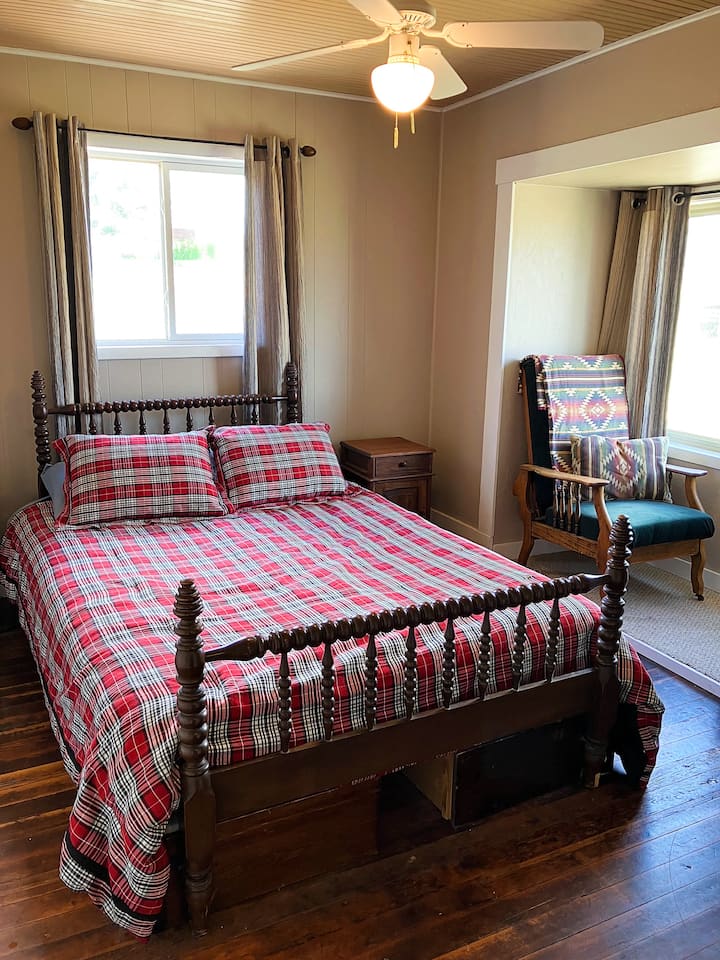 Починете си добре в уютната спалня с двойно легло queen size с красива гледка към планината през задния прозорец.