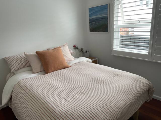 Beach cottage with pool. Walk to shops and beach. gallery image 5