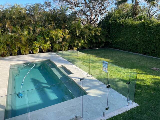 Beach cottage with pool. Walk to shops and beach.