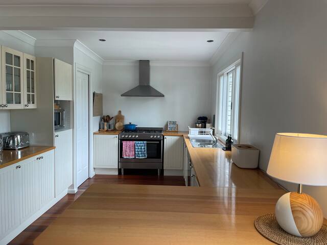 Beach cottage with pool. Walk to shops and beach. gallery image 4