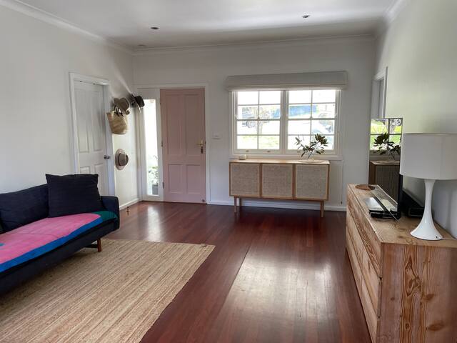 Beach cottage with pool. Walk to shops and beach. gallery image 3