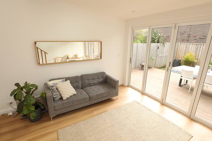 Renovated house close to beach, cafes, pool. gallery image 2