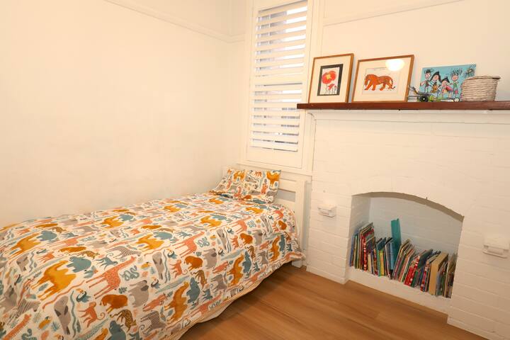 Renovated house close to beach, cafes, pool. gallery image 3