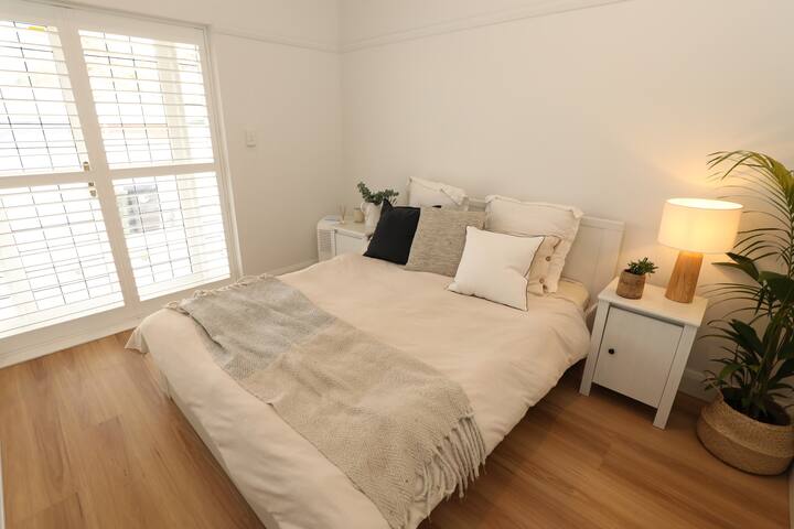 Renovated house close to beach, cafes, pool. gallery image 4