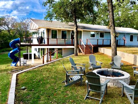 New! 3 Acre, 5Bd/4.5Bth Lakehome w/Hottub/Cinema