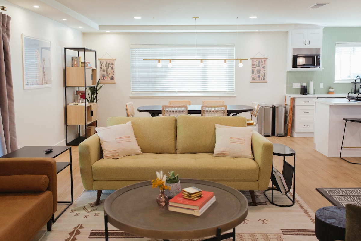 חלל מודרני ונוח עם ספה נוחה, טלוויזיה חכמה ומטבח מאובזר עם אי ישיבה. שולחן האוכל מכיל 6 מקומות ומתרחב ל -8. חלל מואר ופתוח עם עיצוב מסוגנן - מושלם למנוחה או לבילוי.