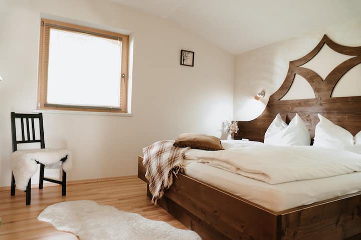 Të gjitha dhomat janë të pajisura me krevate dhe televizorë të rehatshëm.