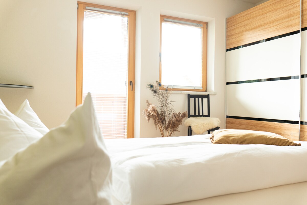 Всички стаи са оборудвани с удобни легла и телевизори.