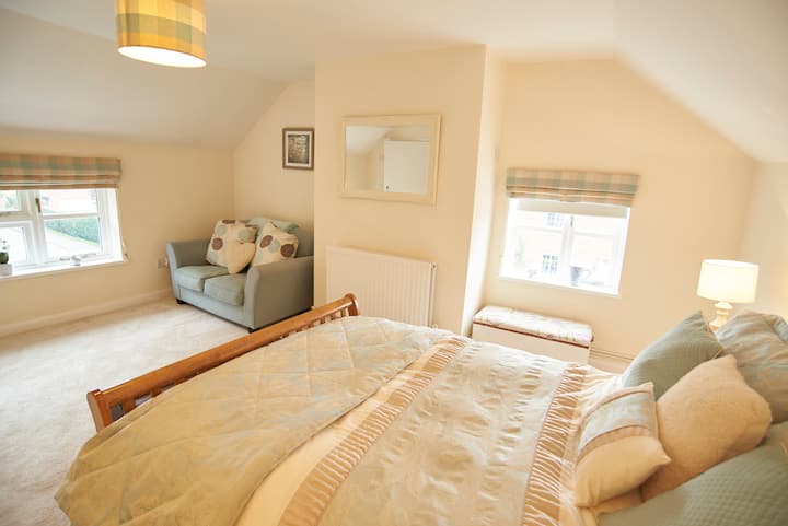 ห้องนอนหลักแสดงโซฟา