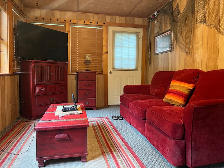 ספה נפתחת זוגית נוחה, כורסה גדולה מדי, טלוויזיה חכמה. גישה לסיפונים צדדיים. 