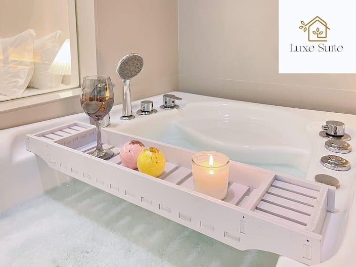 Private Jacuzzi Free Bath Bomb & Balcony Suites KL Condominiums for