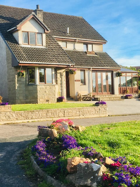 Cheerful 4 bedroom Villa with oak fireplace.