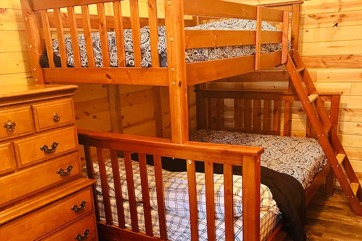 Na donjem katu nalazi se madrac pune veličine dok se na njemu nalazi bračni krevet.  Povezan je s bračnim krevetom s druge strane zida od 2 metra. Budući da se radi o potkrovlju, zidovi ne idu sve do stropa.