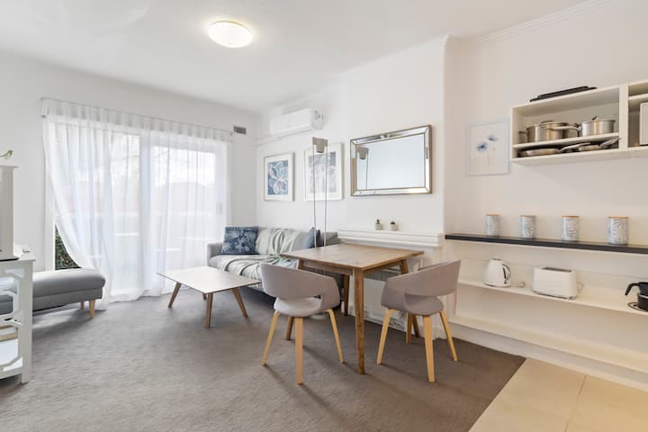 Elwood Palms - Stylish Light Filled Art Deco Unit - Melbourne