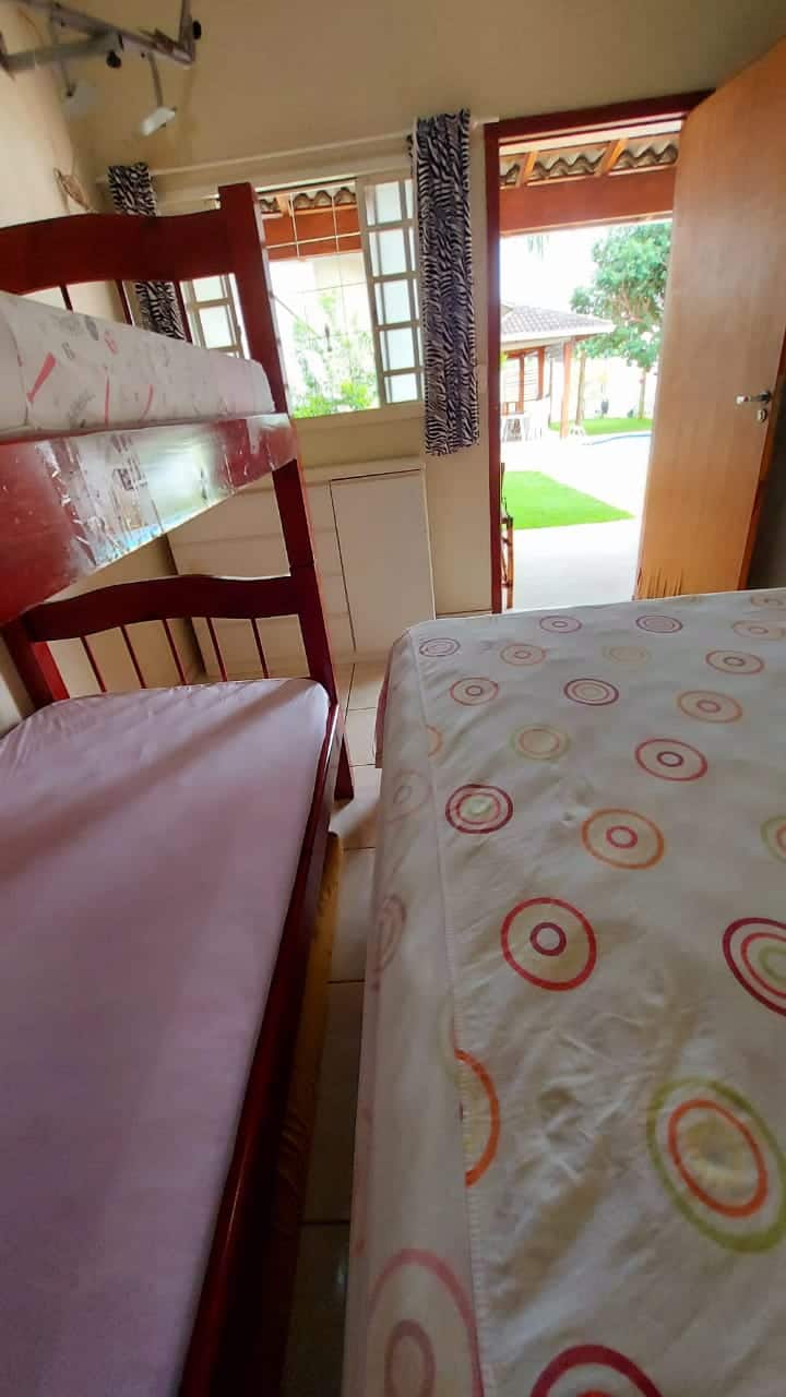 ベッドルーム03、キングサイズベッド1台、二段ベッド1台。 お部屋はバルコニー、屋外バスルームに面しており、屋根付きエリアはありません。