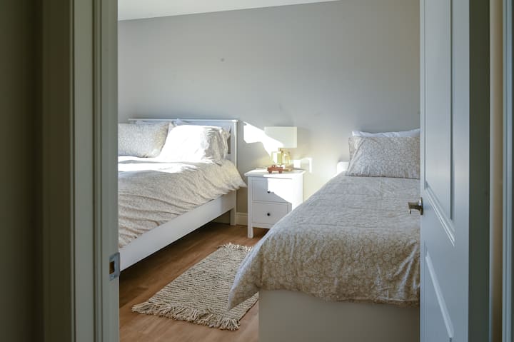 Dvojposteľová/manželská posteľ v plnej veľkosti s 2 samostatnými lôžkami (pod samostatnou posteľou) a úžasným výhľadom na zráz