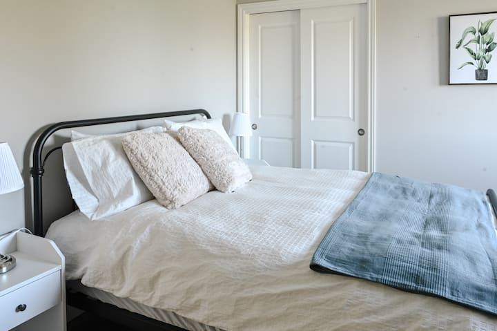 Spálňa veľkosti Queen s písacím stolom/ kancelárskym priestorom