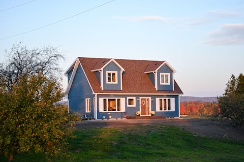 Charming scenic country home near Blue Mountain