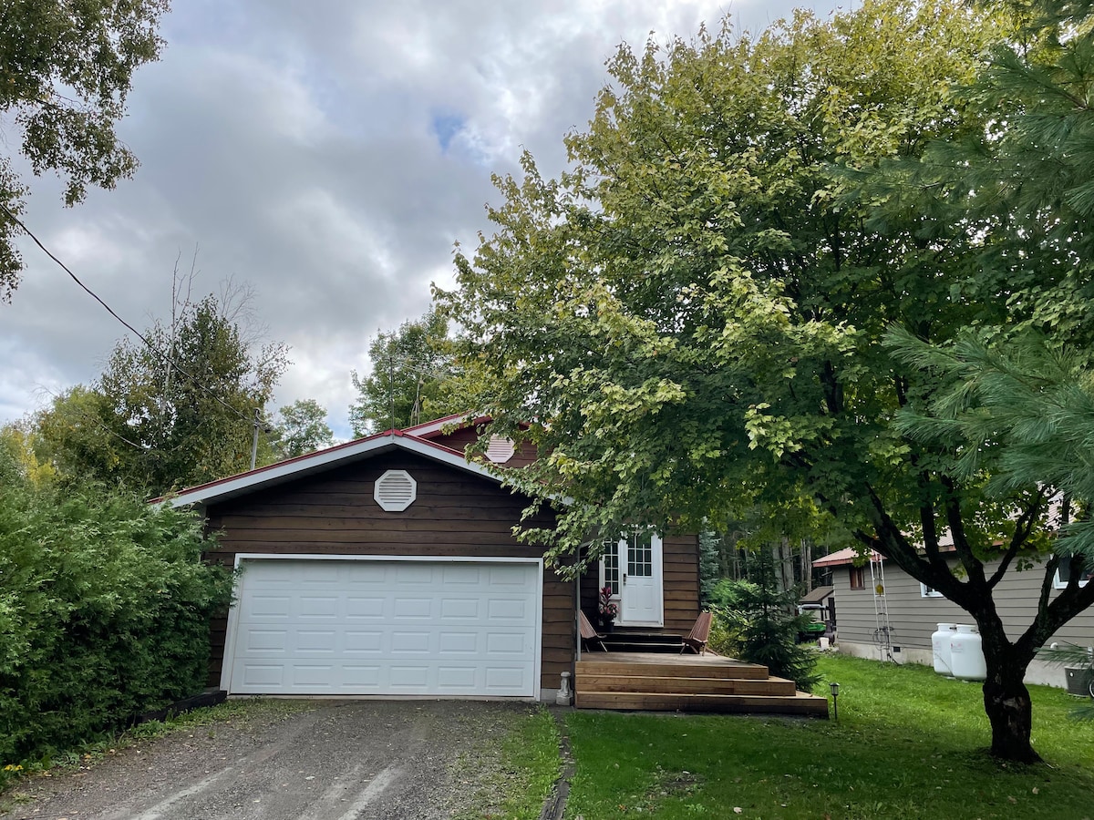 Cheerful 3 bedroom cottage in Kawartha Lakes Cottages for Rent in