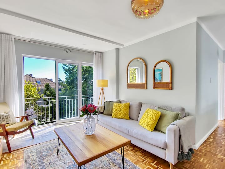 Bright & airy 2bed flat in leafy Oranjezicht Condominiums for Rent