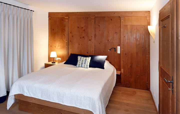 Dhomë bredhi me ballkon të madh dhe pamje nga pishina