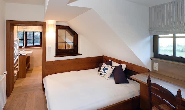 Dhomë me flluska me banjë (ti)