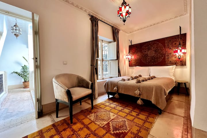 Apartmán v berberskom štýle na prvom poschodí s klimatizáciou a vlastnou kúpeľňou.