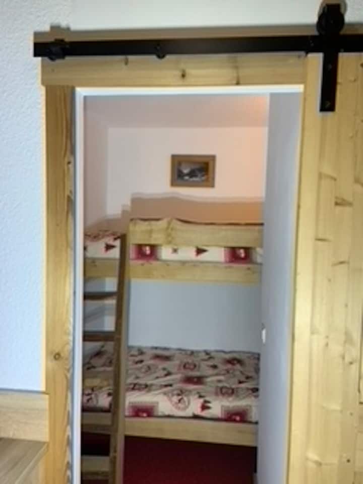 Angolo montagna.
Il letto a castello è adatto per bambini sopra i sei anni o per un adulto di - 75 kg