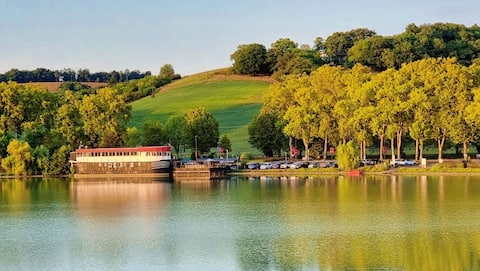 Peaceful lakeside townhouse with 2 bedrooms