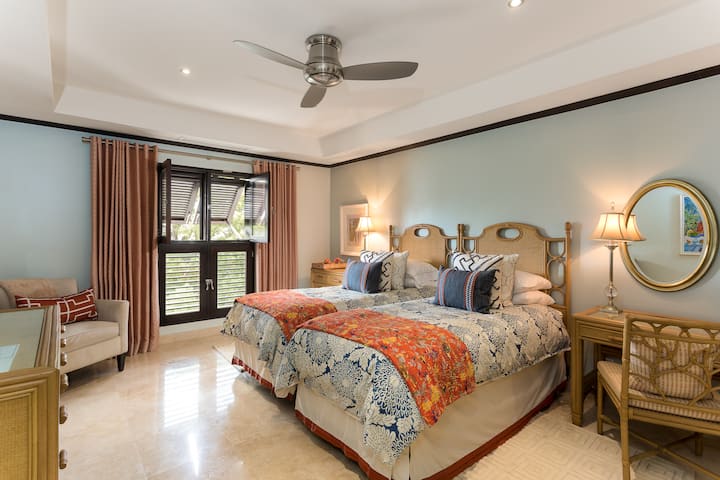 Ang liwanag at maaliwalas na silid - tulugan 2 ay may dalawang single bed, air conditioning, ceiling fan, walk in wardrobe, TV at en suite shower room.