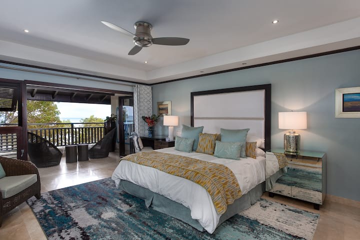 Ang magandang master bedroom ay may sariling balkonahe na may mga tanawin ng dagat, UK king size bed, air conditioning, ceiling fan at en suite.