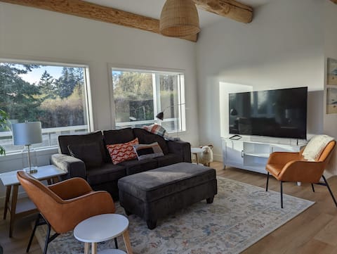 Top Airbnb: Beautiful beachfront Villa on 80 acres of farmland in Sooke