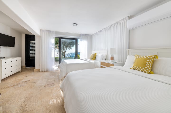 Ორი ორადგილიანი საძინებელი. ამ ოთახს, ასევე, აქვს სრული ზომის ორსართულიანი საწოლების ორი კომპლექტი.