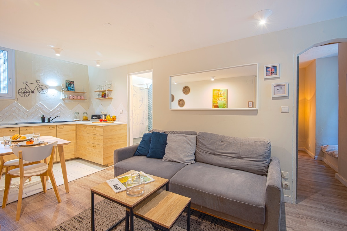 Sala de estar con cocina abierta 