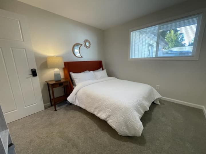 Warm And Spacious Private Bedroom - Salem, OR