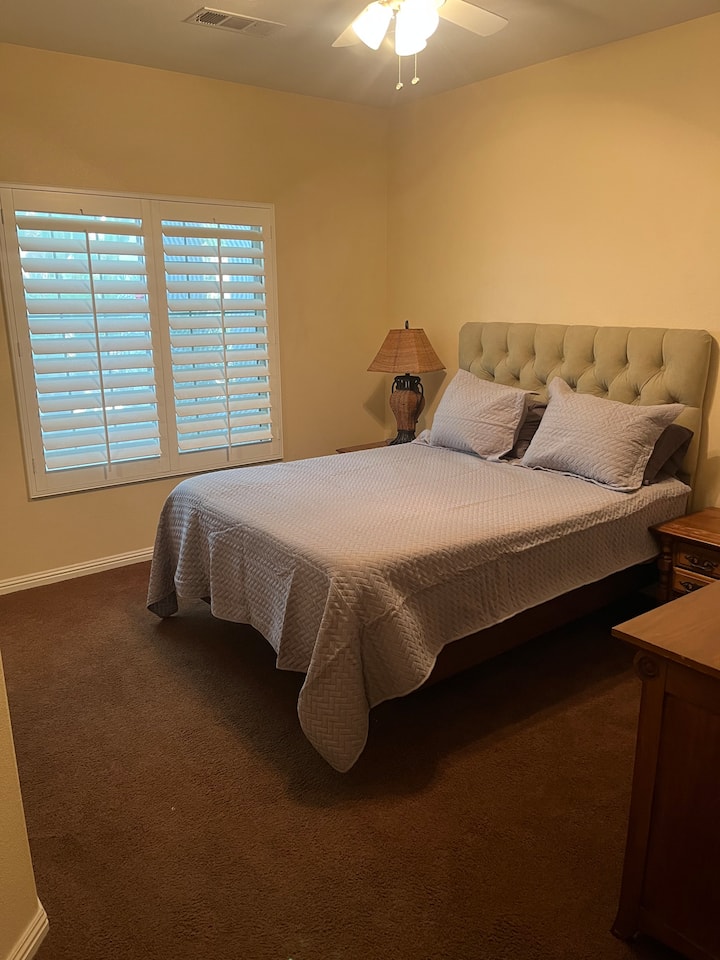 dhomë gjumi 2 krevat dopio "queen" me ajër të ndarë, ventilator lart