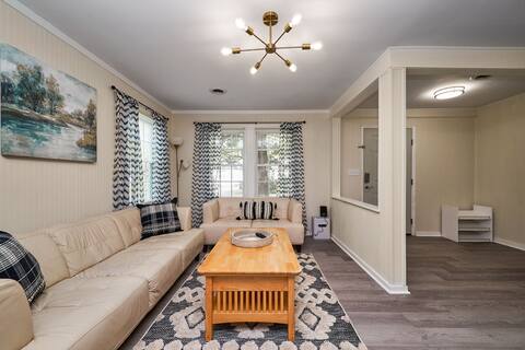 Charming 2-bedroom Home near City Center