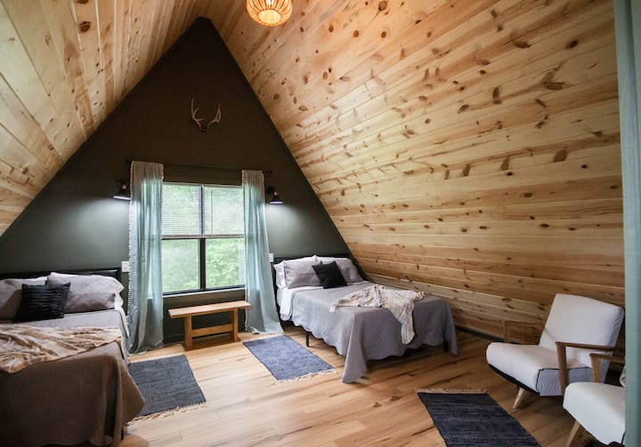 Dhomë gjumi me hapësirë të bollshme në katin e sipërm, 2 krevate me madhësi të plotë, hapësirë për t 'u ulur me bar kafeje.

Vizitorët thonë: "Vëmendja  ndaj detajeve nga akomodimi deri te dekori u vlerësua shumë"-Melissa ***** 5 yje