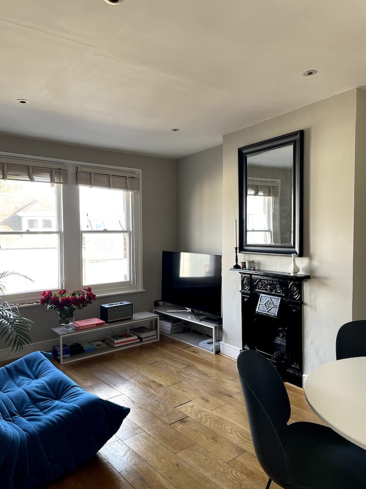 Beautiful 2 bedroom flat in lovely Barnes Condominiums for Rent in