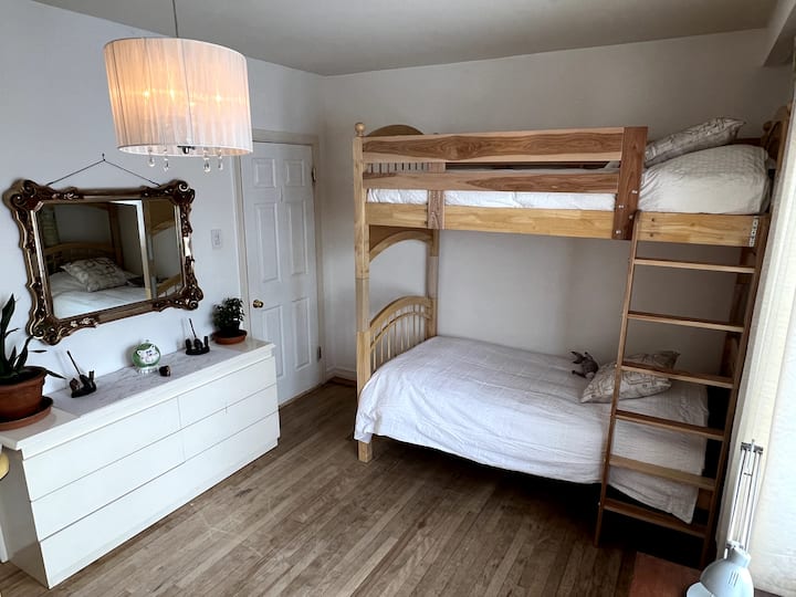 Beautiful private room for 4, WiFi and parking Bed and breakfasts for