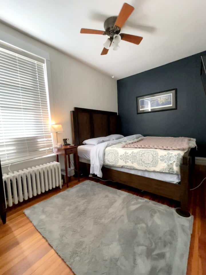 Dormitorio principal: cama tamaño king California + TV.