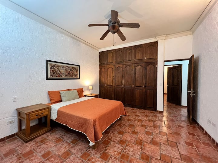 Cheerful 3BR Home close to dtwn w/ Outdoor Hot tub Houses for Rent in