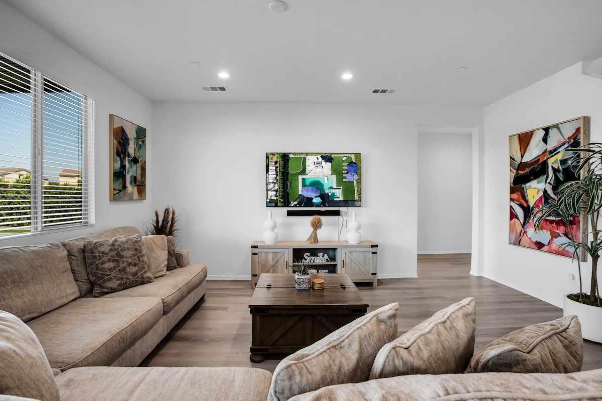 Successful Airbnb property: The Chateau- Pool, Spa, BBQ, Fire pit, Sleeps 19 in Coachella