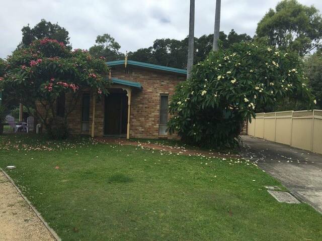 Sandy Toes Relaxed 3 bedroom home. Close to creek gallery image 2